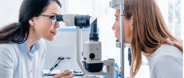 Mujer revisándose la vista con óptica
